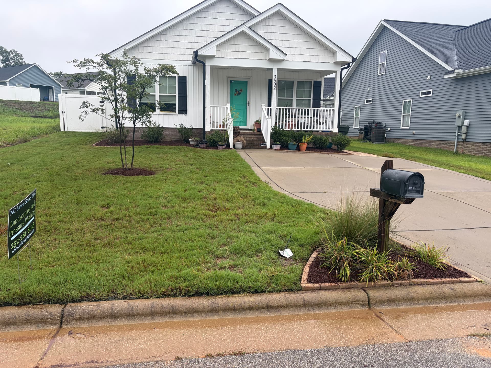 Gallery photos for Fresh Brown Mulch Install That Actually Does Its Job: Image #2