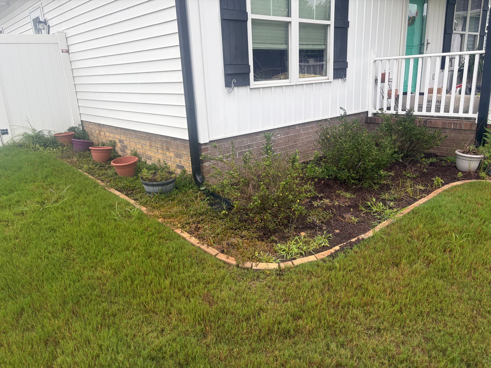 Gallery photos for Fresh Brown Mulch Install That Actually Does Its Job: Image #3