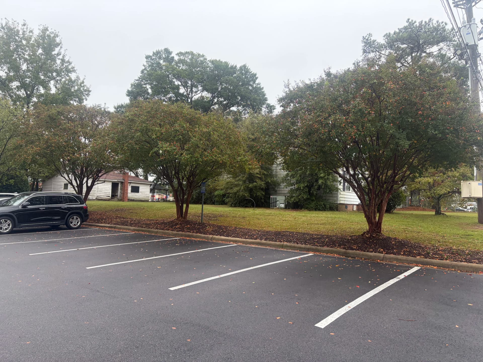 Gallery photos for Hotel Landscape Cleanup With Mulch and Fresh Plantings: Image #8