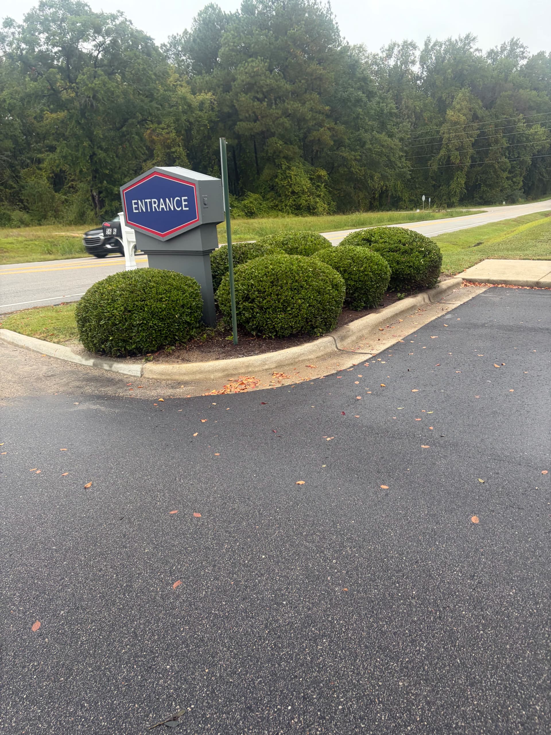 Gallery photos for Hotel Landscape Cleanup With Mulch and Fresh Plantings: Image #4