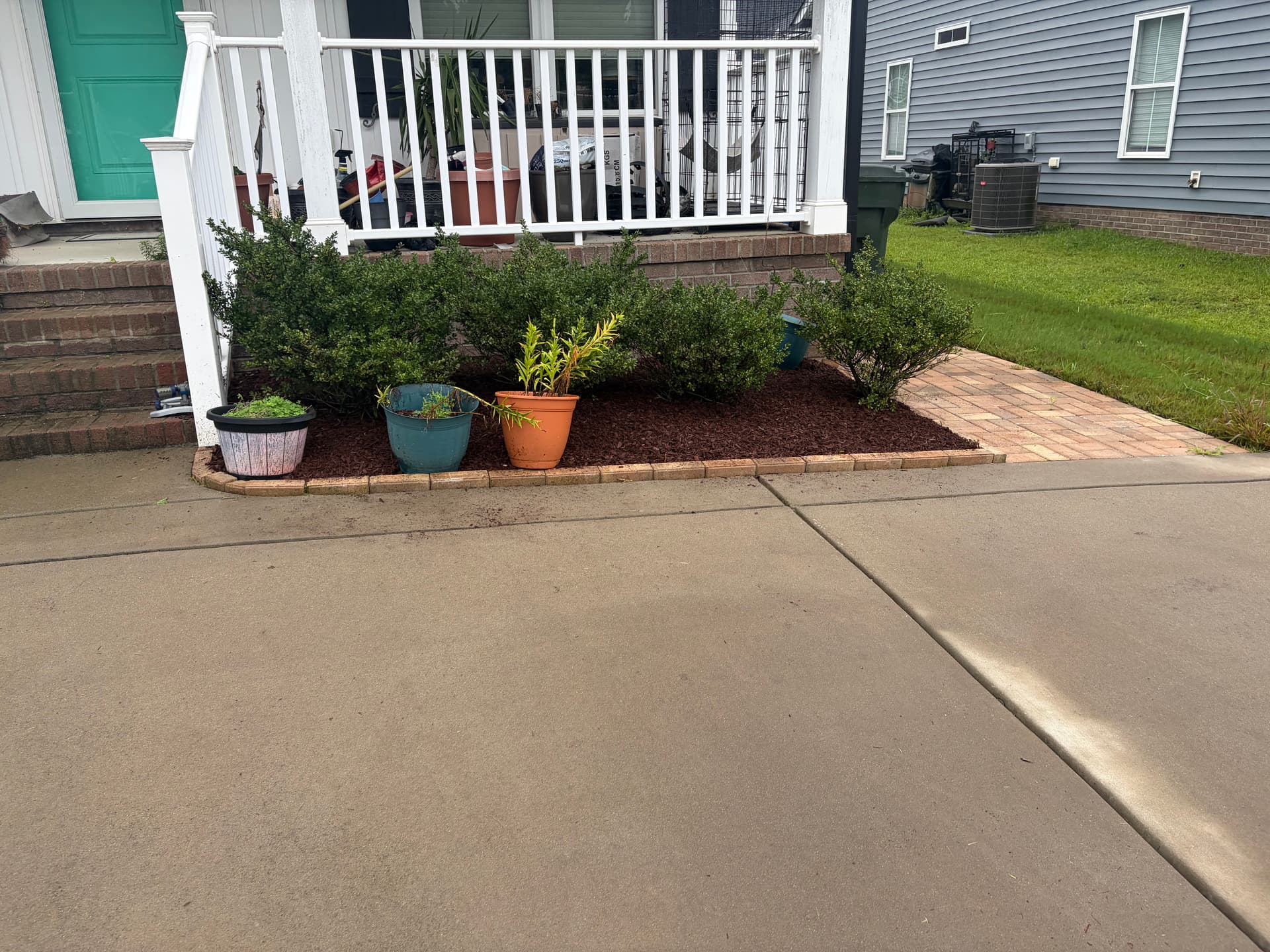 Gallery photos for Fresh Brown Mulch Install That Actually Does Its Job: Image #1