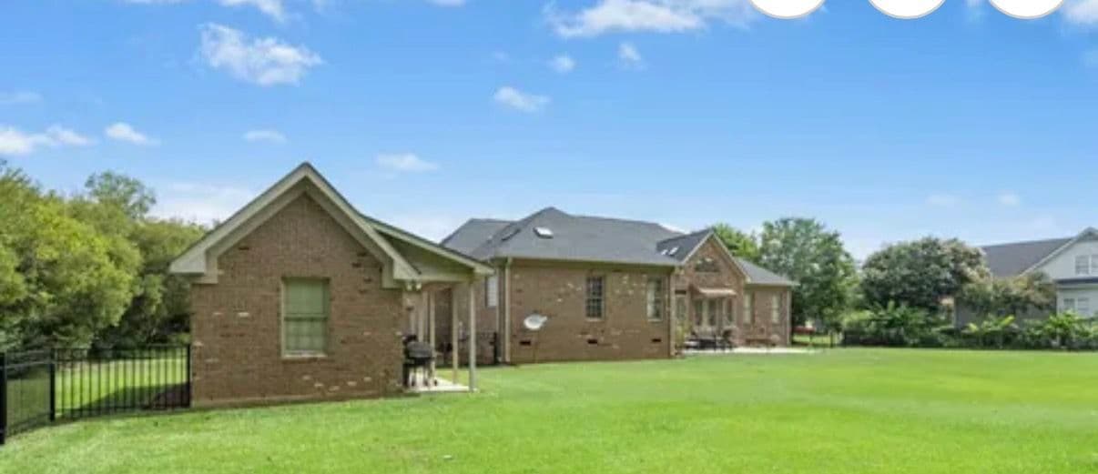 Gallery photos for Full Property Cleanup Front to Back on a Brick Home: Image #2