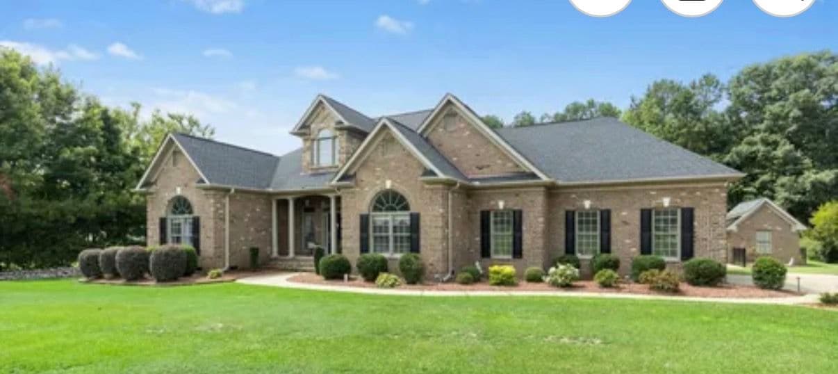 Gallery photos for Full Property Cleanup Front to Back on a Brick Home: Image #1