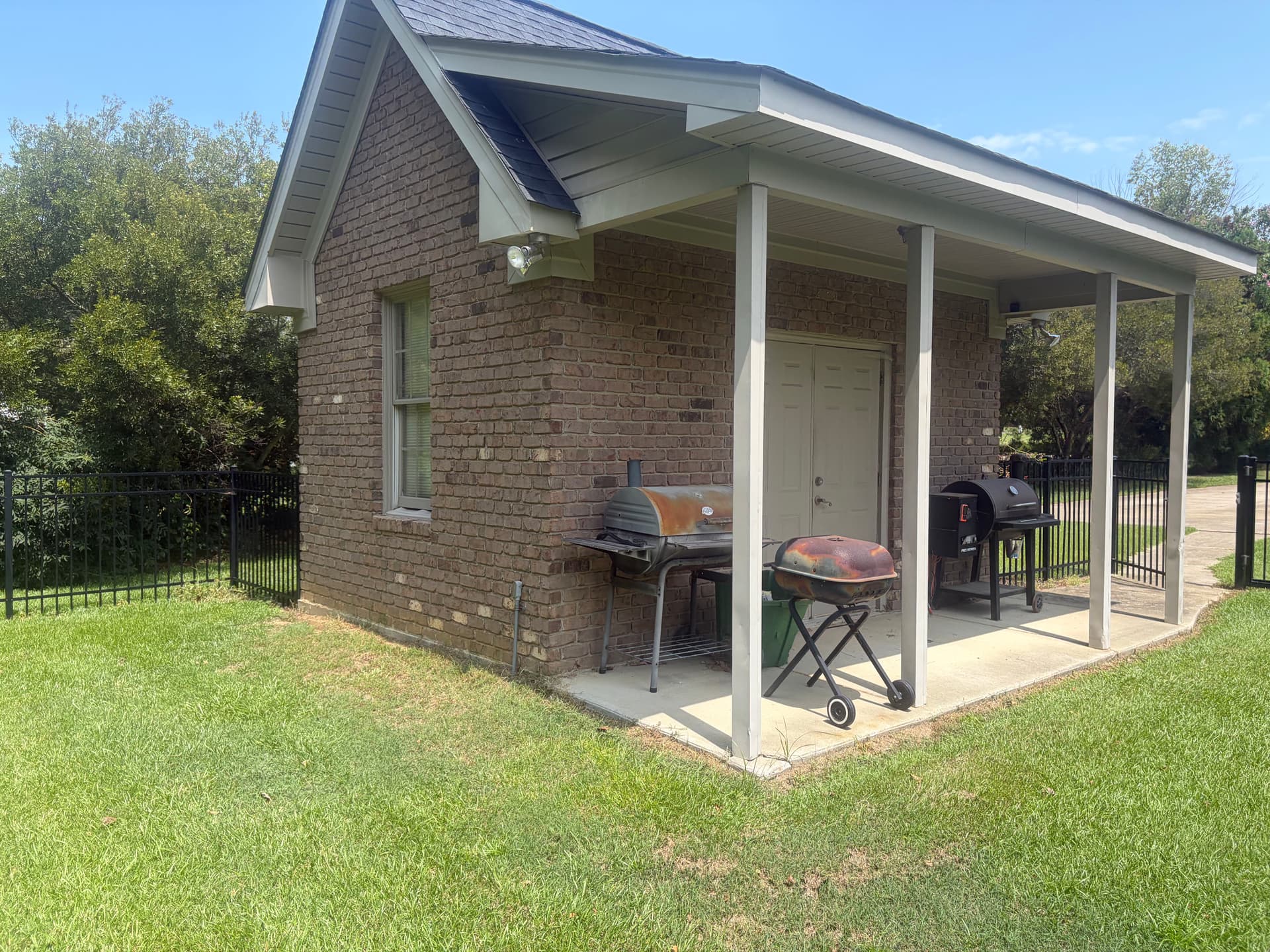 Gallery photos for Full Property Cleanup Front to Back on a Brick Home: Image #7
