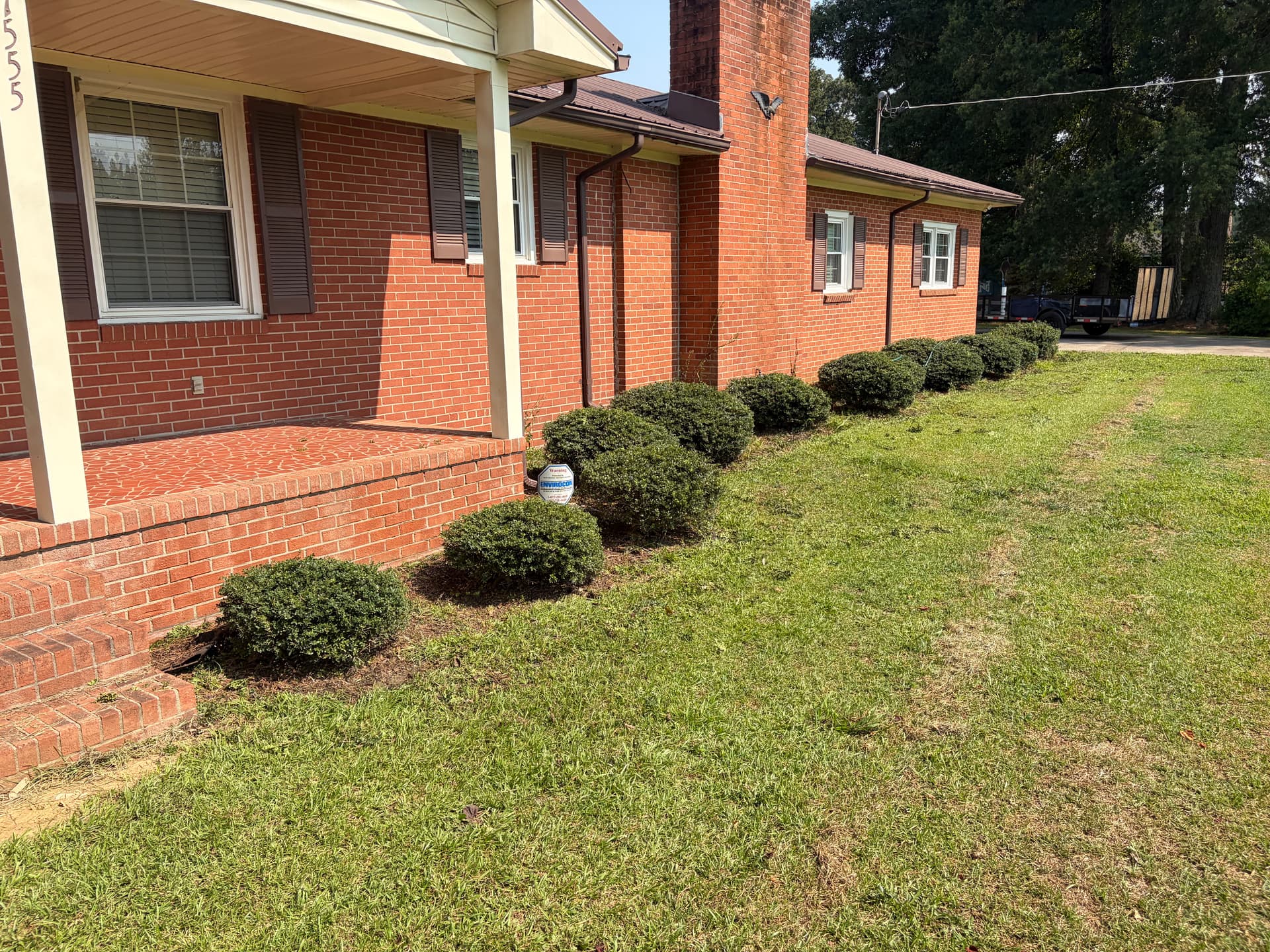 Shrub Trimming That Makes a Brick Home Pop image
