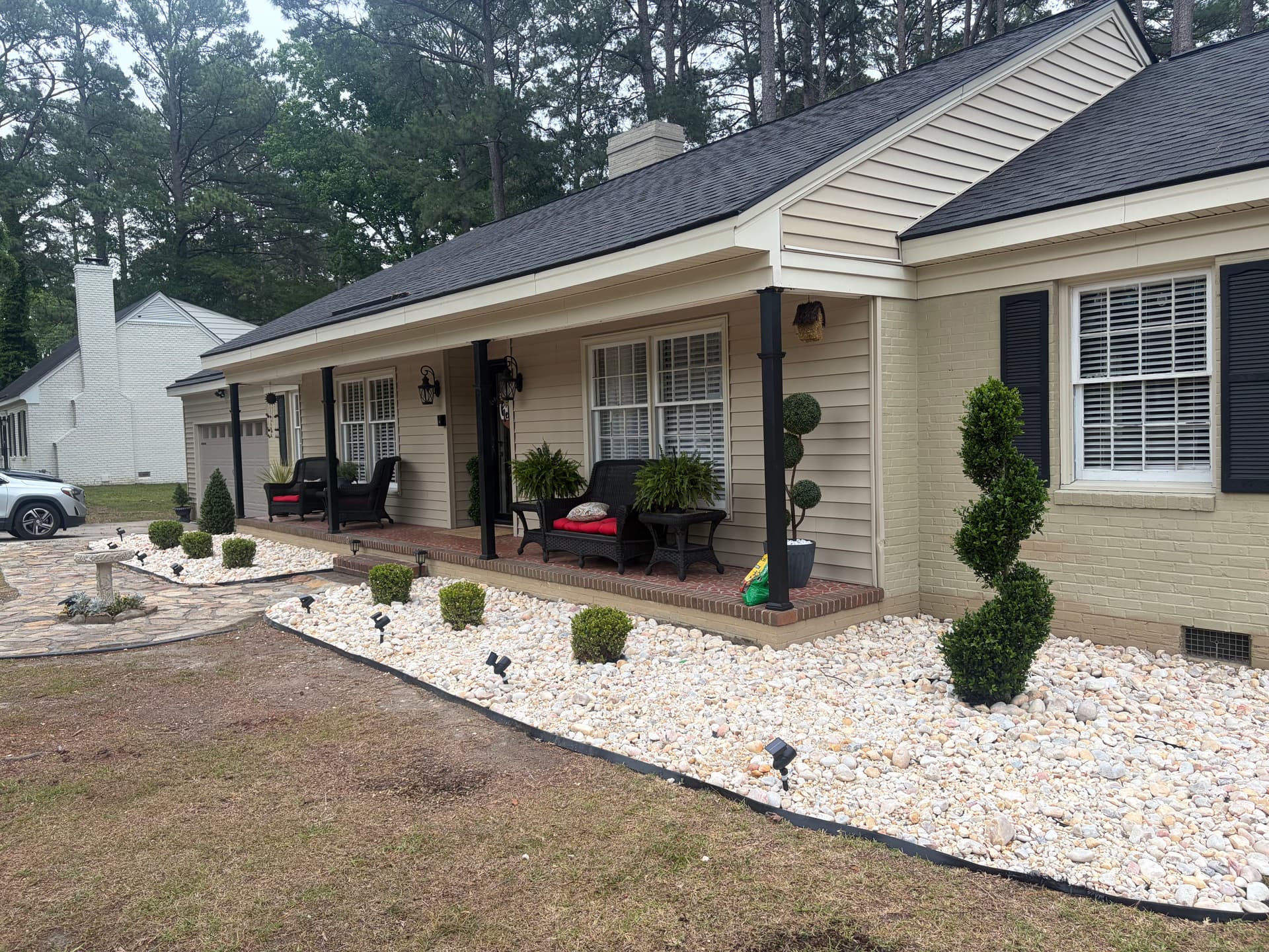 Gallery photos for Fresh Rock and Clean Bed Edging on This Front Yard: Image #1
