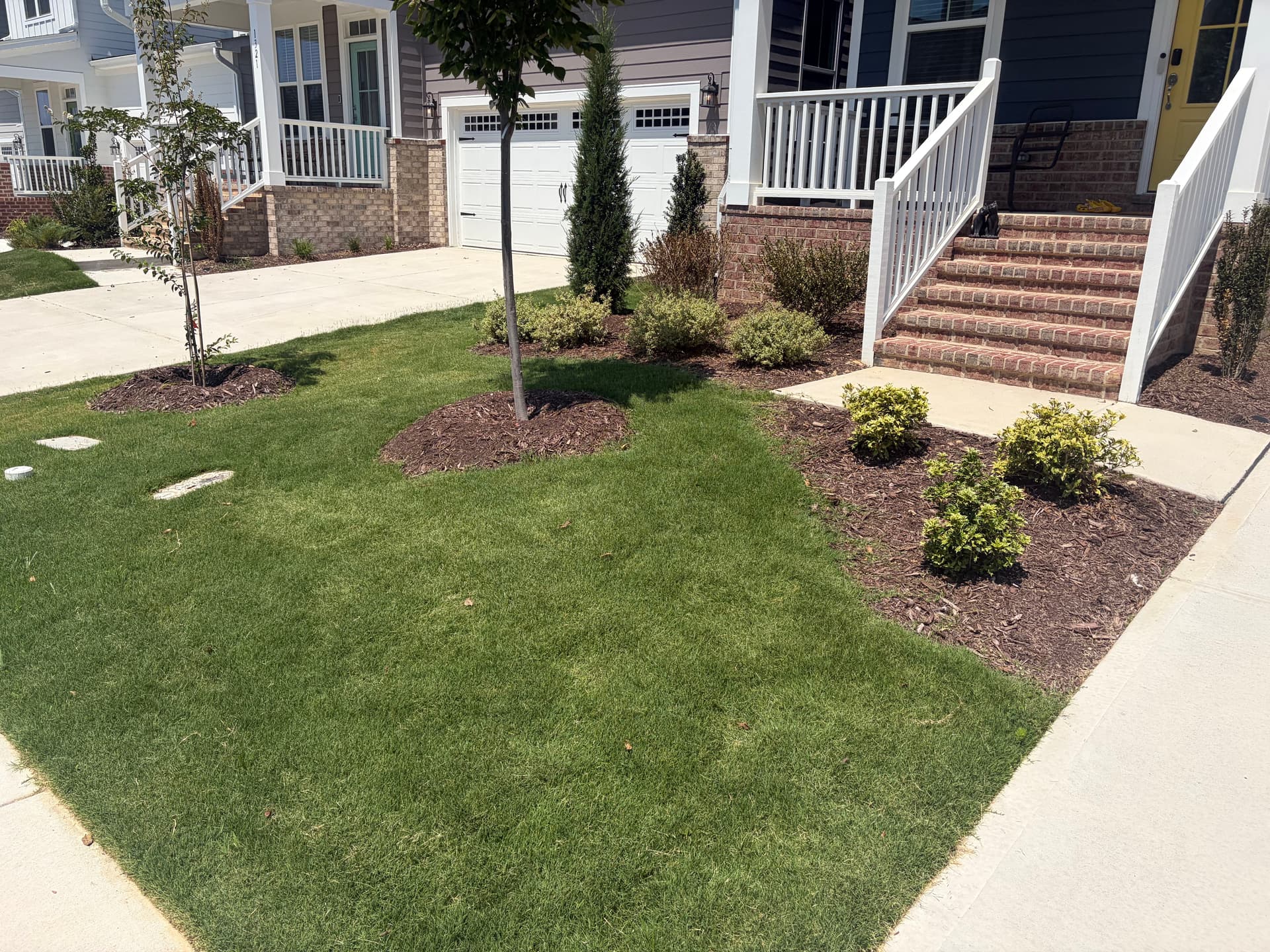Gallery photos for Fresh Mulch and Brick Edging That Makes Beds Look Finished: Image #4