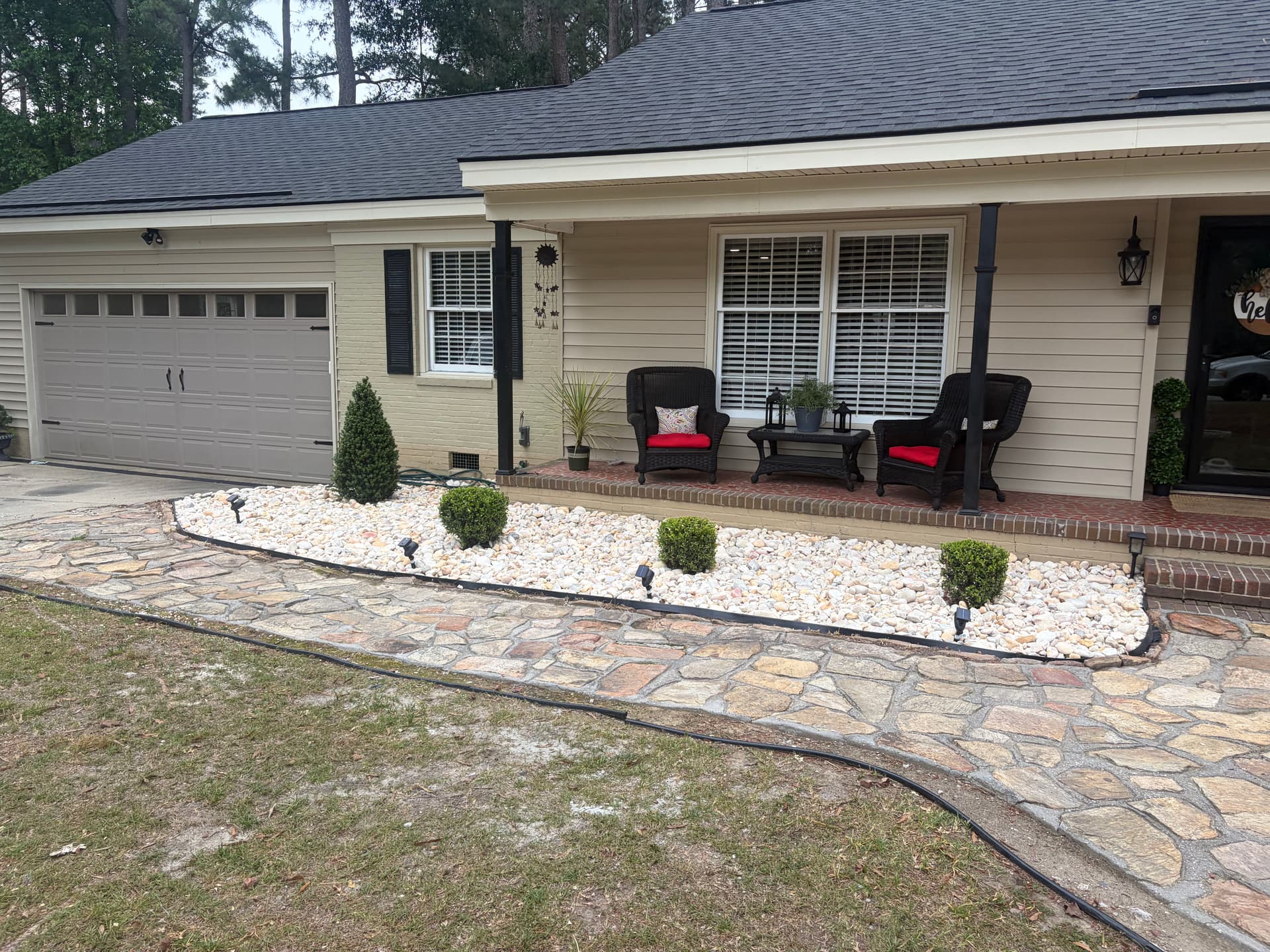 Gallery photos for Fresh Rock and Clean Bed Edging on This Front Yard: Image #2