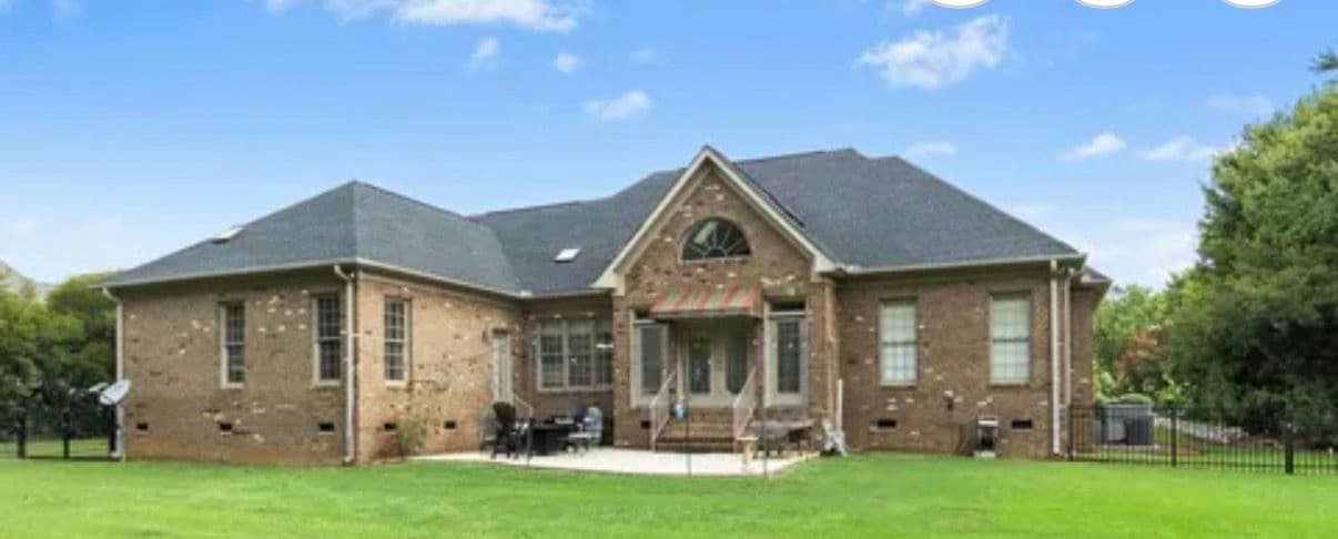 Gallery photos for Full Property Cleanup Front to Back on a Brick Home: Image #3