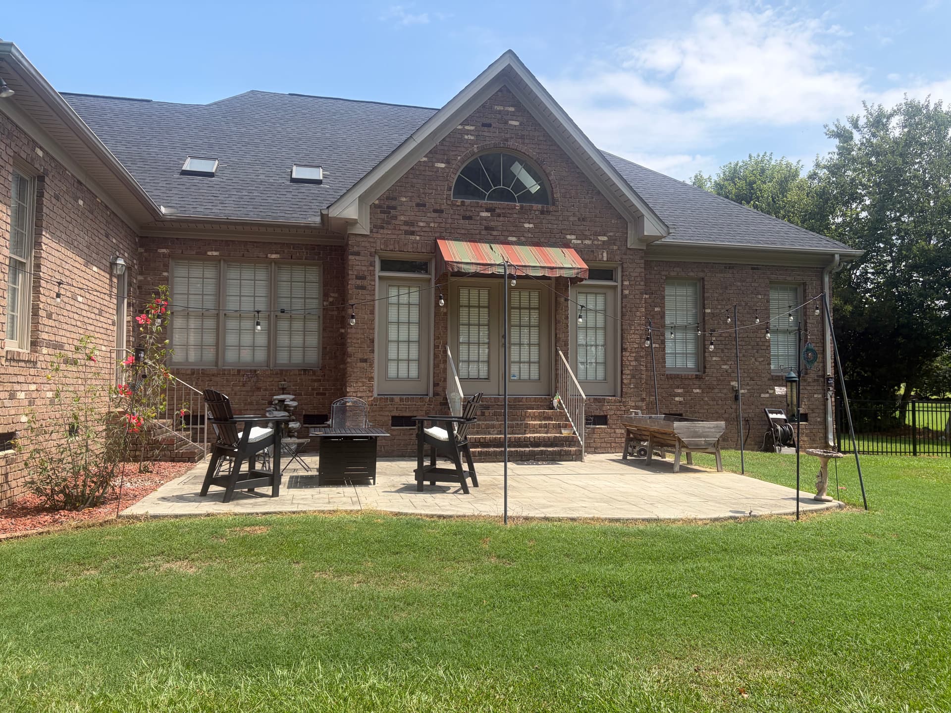 Gallery photos for Full Property Cleanup Front to Back on a Brick Home: Image #5