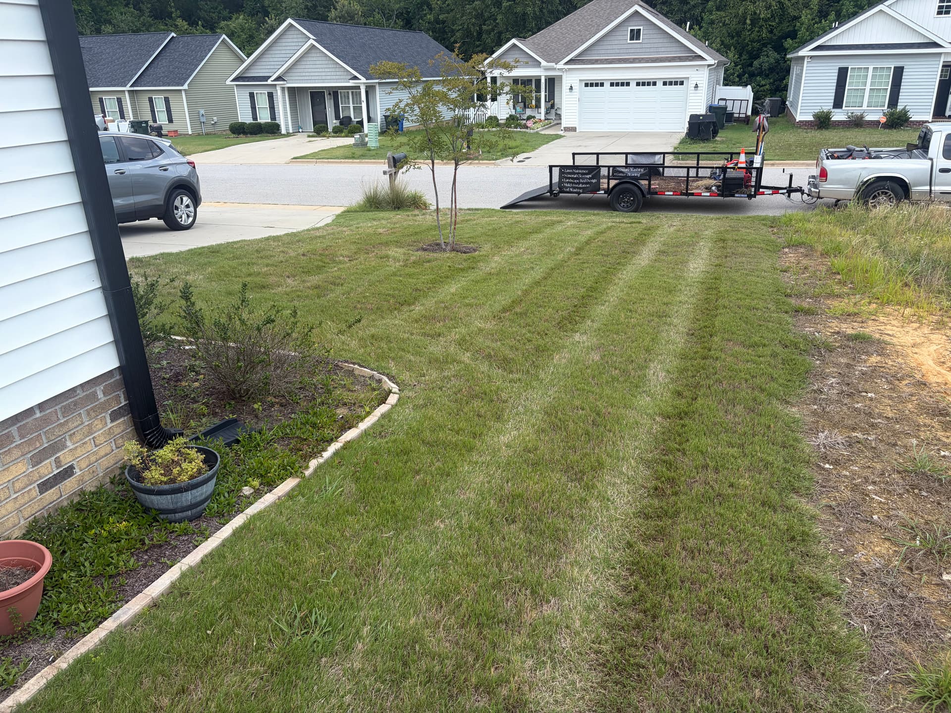 Gallery photos for Clean Stripes and a Sharp Finish on These Lawns: Image #2