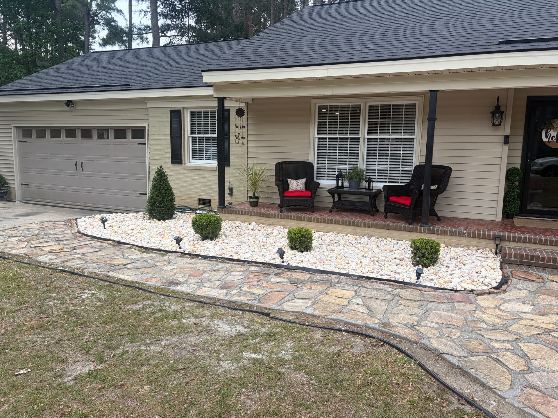 Gallery photos for Fresh Rock and Clean Bed Edging on This Front Yard: Image #3