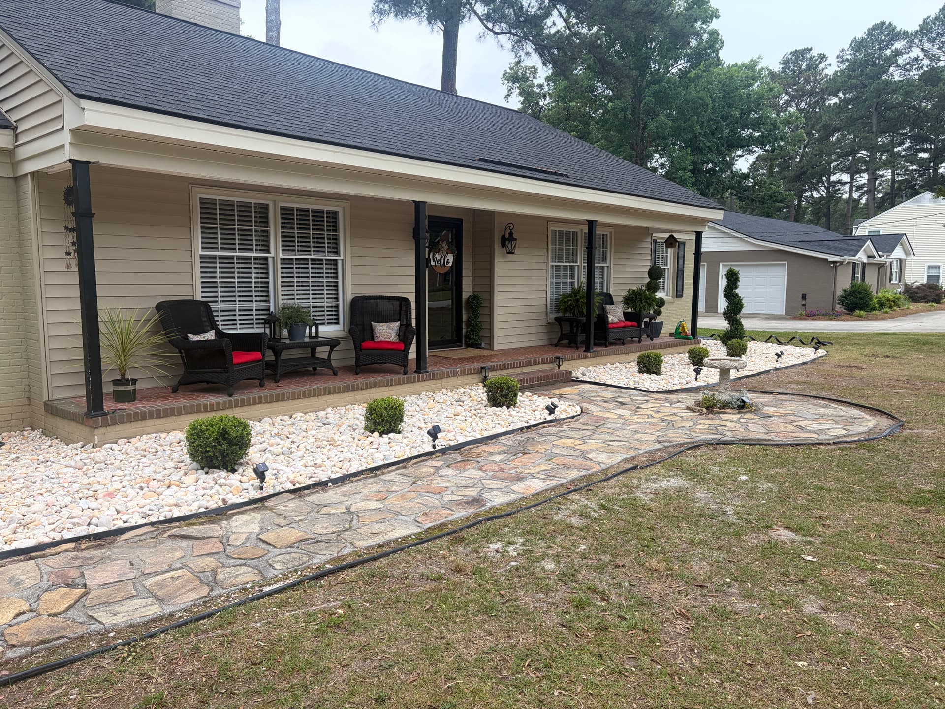 Gallery photos for Fresh Rock and Clean Bed Edging on This Front Yard: Image #5