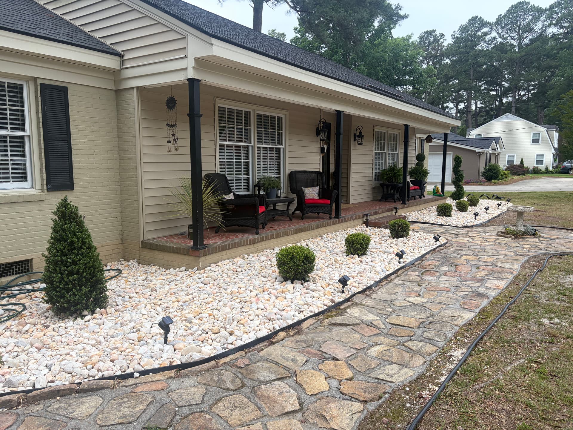 Gallery photos for Fresh Rock and Clean Bed Edging on This Front Yard: Image #6