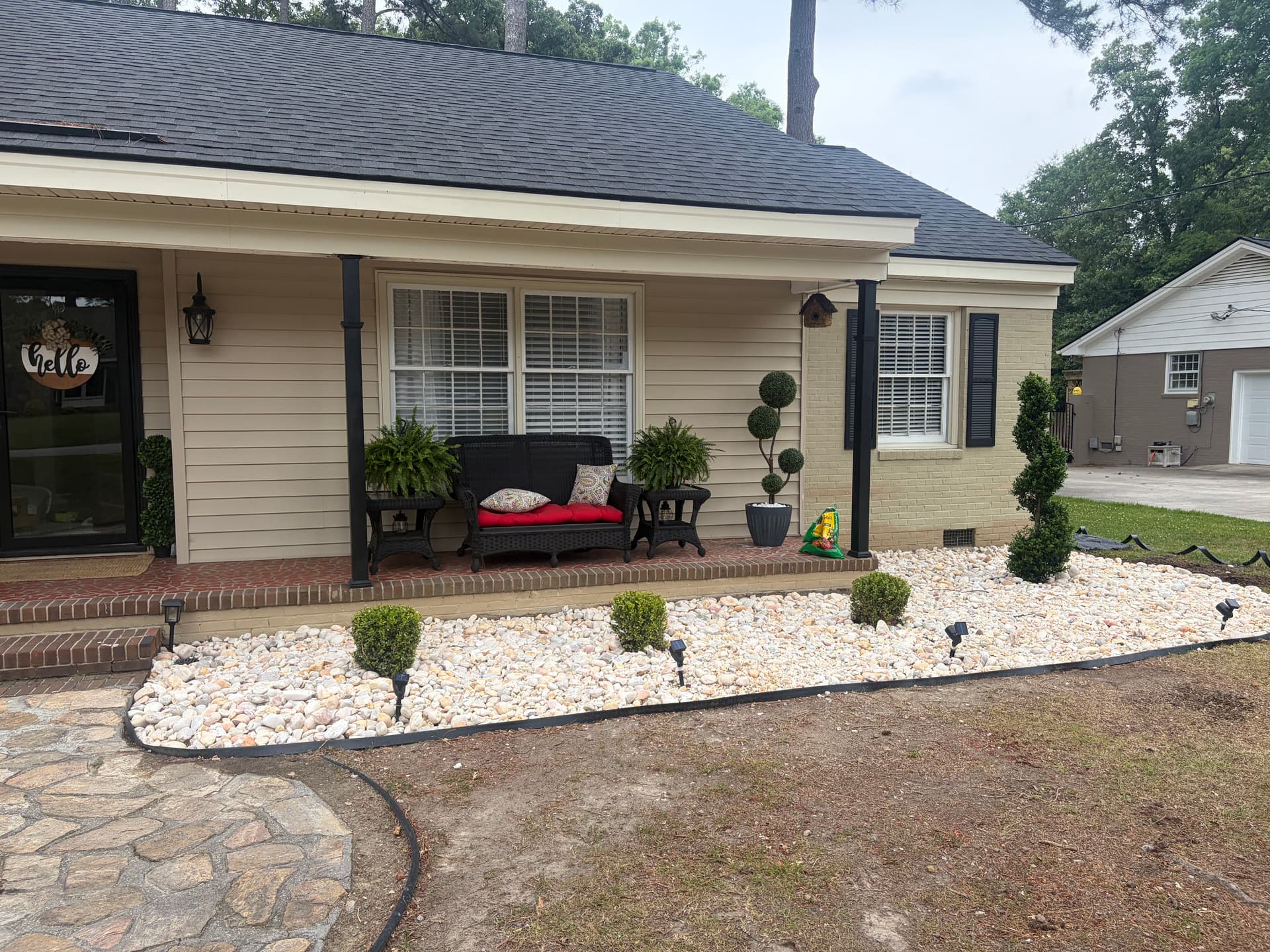 Gallery photos for Fresh Rock and Clean Bed Edging on This Front Yard: Image #4