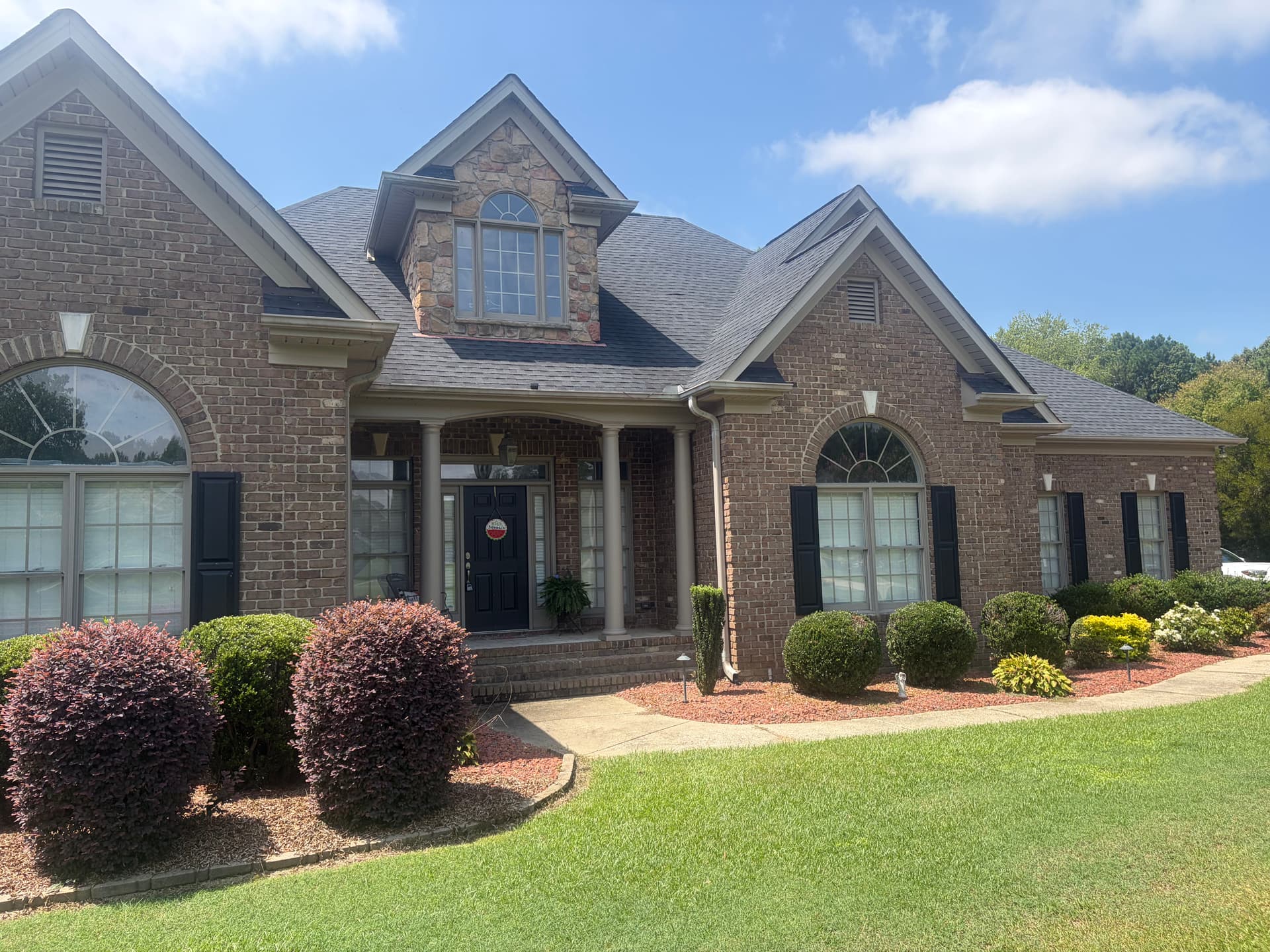 Gallery photos for Full Property Cleanup Front to Back on a Brick Home: Image #4